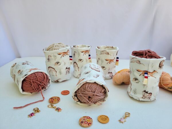 Chaussette-a-cake1 chaussette à cake ou pelote de laine avec fond motifs animaux