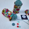 chaussette à cake ou pelote de laine motifs fleuri couleurs vives