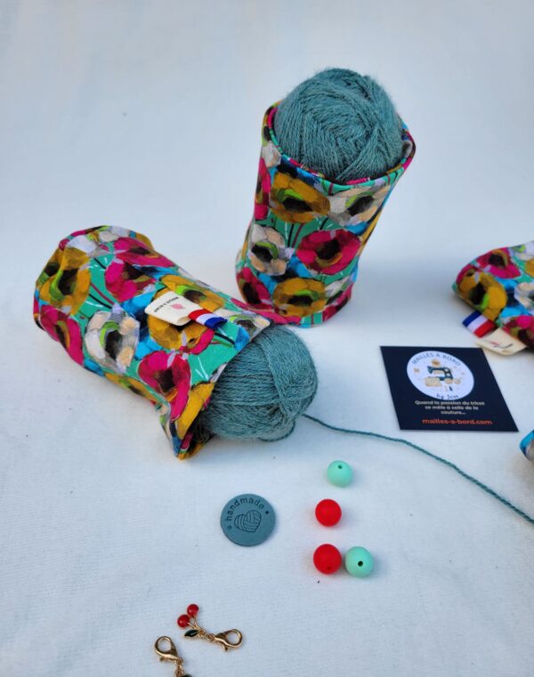 chaussette à cake ou pelote de laine motifs fleuri couleurs vives