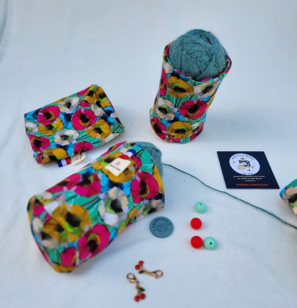 chaussette à cake ou pelote de laine motifs fleuri couleurs vives