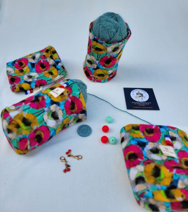 chaussette à cake ou pelote de laine motifs fleuri couleurs vives