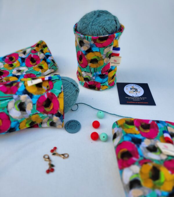 chaussette à cake ou pelote de laine motifs fleuri couleurs vives