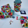 chaussette à cake ou pelote de laine motifs fleuri couleurs vives