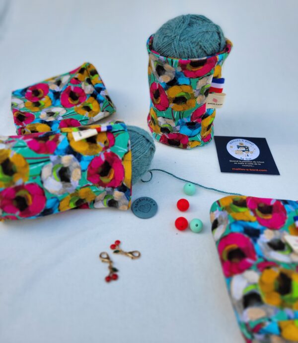 chaussette à cake ou pelote de laine motifs fleuri couleurs vives
