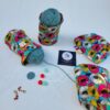 chaussette à cake ou pelote de laine motifs fleuri couleurs vives