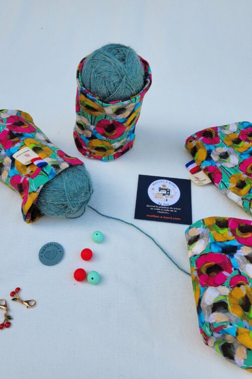 chaussette à cake ou pelote de laine motifs fleuri couleurs vives