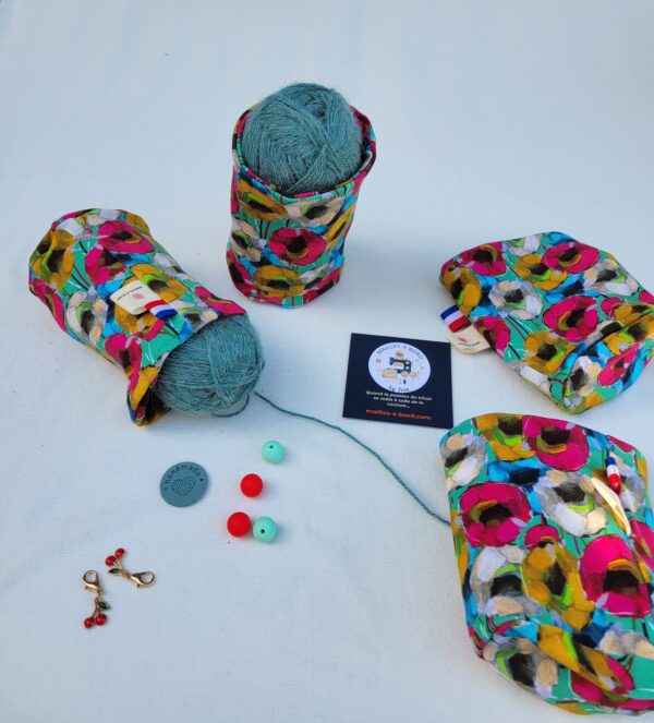 chaussette à cake ou pelote de laine motifs fleuri couleurs vives