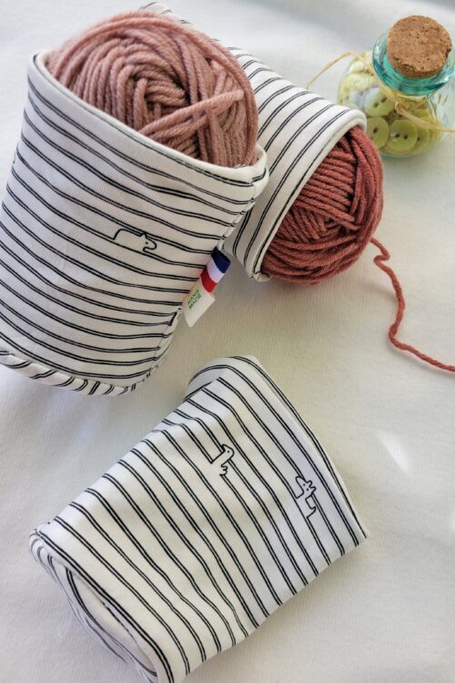 Chaussettes-rayées chaussette à cake ou pelote de laine avec rayures et petits personnages animaux