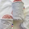 Chaussettes-rayées2 chaussette à cake ou pelote de laine avec rayures et petits personnages animaux