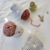 Chaussettes-rayées4 chaussette à cake ou pelote de laine avec rayures et petits personnages animaux