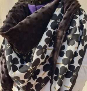 Cheche en coton et minky fleuri noir et blanc