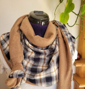 Chèche en maille brune et flanelle à carreaux