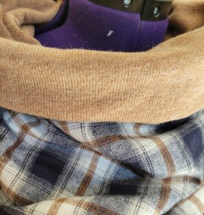 Chèche en maille brune et flanelle à carreaux