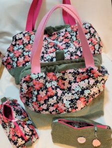 Sacs à projets et accessoires pour tricot crochet broderie grand format (L) et très grand format (XL) fleuris roses et verts et deux accessoires trousses assortis.