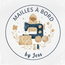 Logo Mailles à bord by Jess avec illustration d'une machine à coudre, d'accessoires pour tricot et de quelques fleurs