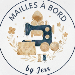logo avec texte Logo Mailles à bord by Jess avec illustration d'une machine à coudre, d'accessoires pour tricot et de quelques fleurs
