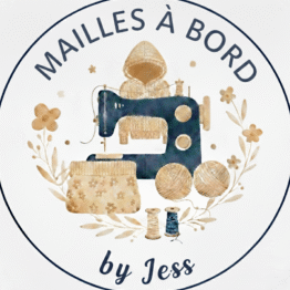 logo avec texte Logo Mailles à bord by Jess avec illustration d'une machine à coudre, d'accessoires pour tricot et de quelques fleurs