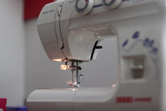 santosh_sharma-sewing-machine-6517447_1920 Machine à coudre