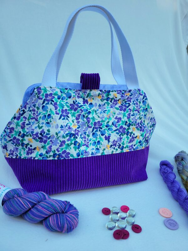 grand_sac_violet1 sac à projet tricot crochet broderie fleurs violettes