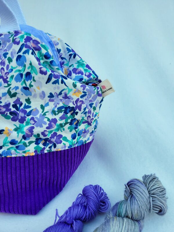 grand_sac_violet2 sac à projet tricot crochet broderie fleurs violettes
