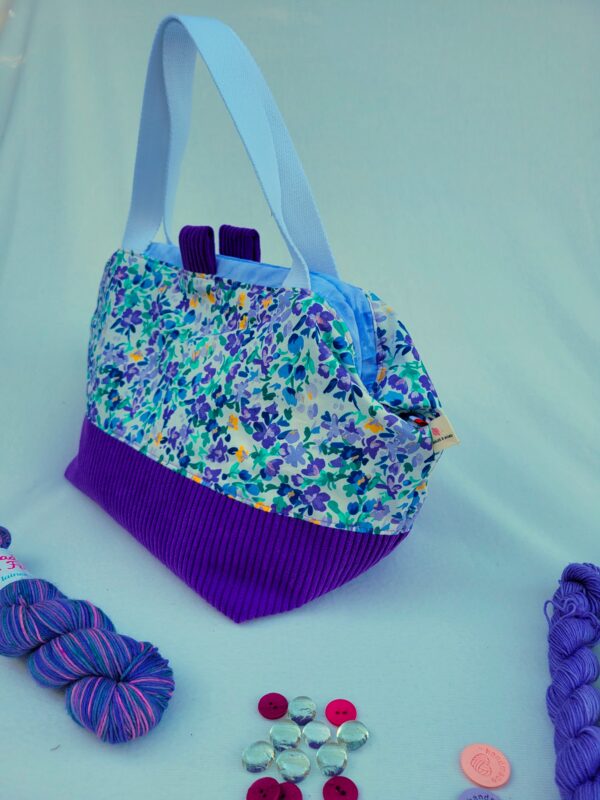 grand_sac_violet4 sac à projet tricot crochet broderie fleurs violettes