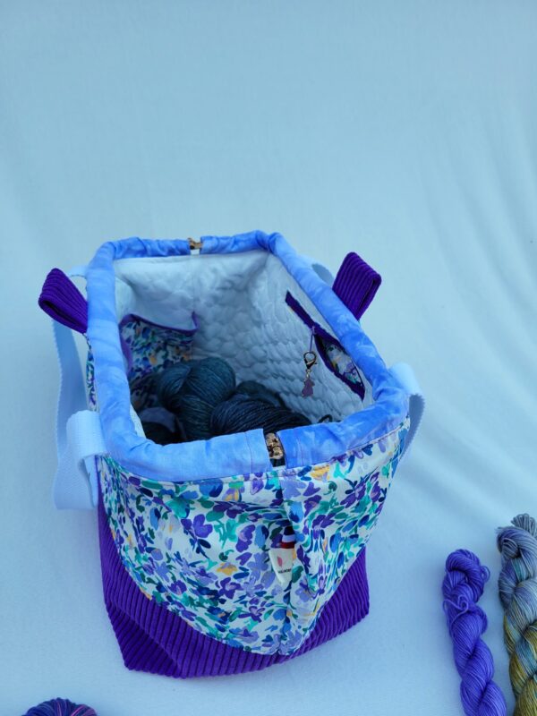 grand_sac_violet5 sac à projet tricot crochet broderie fleurs violettes