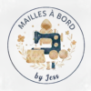 Logo Mailles à bord représentant une machine à coudre, des sacs à projets et quelques fleurs