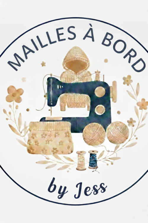 logo avec tete Logo Mailles à bord représentant une machine à coudre, des sacs à projets et quelques fleurs