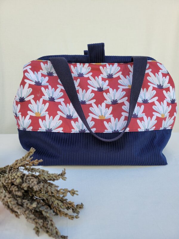 sac-fleurs1 Sacs à projets et accessoires pour tricot crochet broderie bleu avec des fleurs blanches