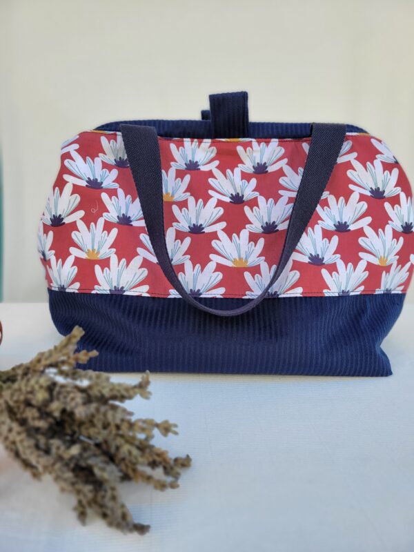 sac-fleurs2 Sacs à projets et accessoires pour tricot crochet broderie bleu avec des fleurs blanches
