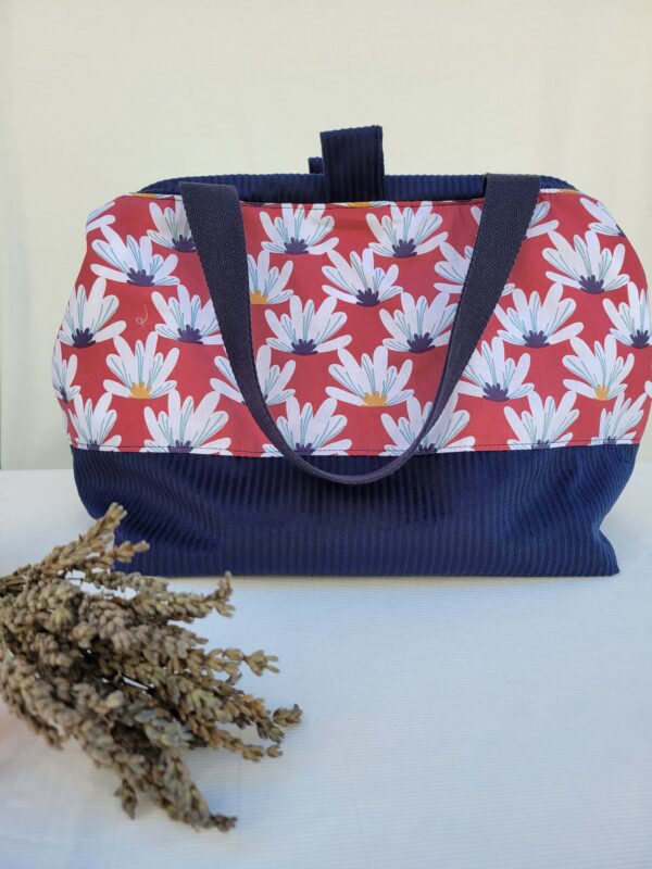 sac-fleurs3 Sacs à projets et accessoires pour tricot crochet broderie bleu avec des fleurs blanches