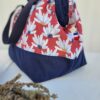 sac-fleurs4 Sacs à projets et accessoires pour tricot crochet broderie bleu avec des fleurs blanches