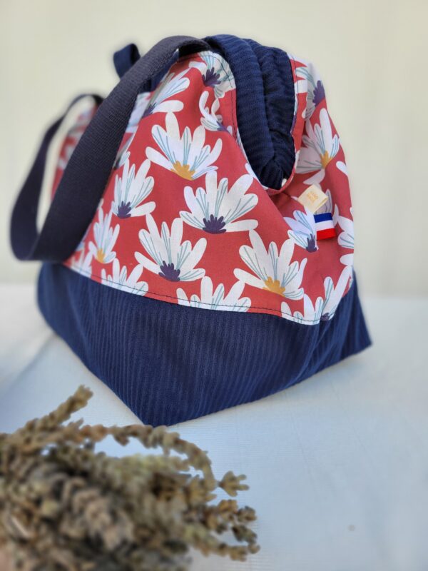 sac-fleurs4 Sacs à projets et accessoires pour tricot crochet broderie bleu avec des fleurs blanches