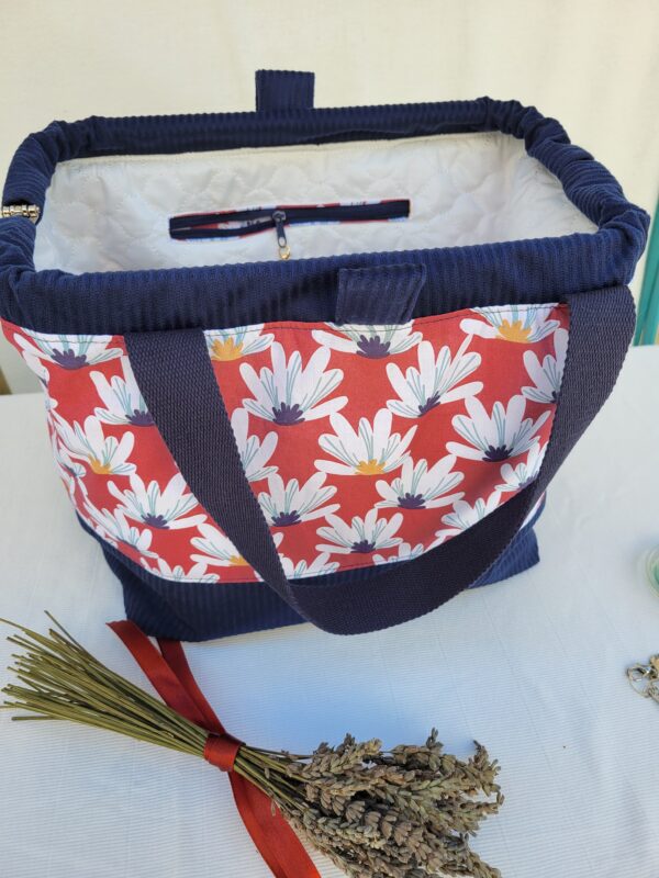 sac-fleurs5 Sacs à projets et accessoires pour tricot crochet broderie bleu avec des fleurs blanches