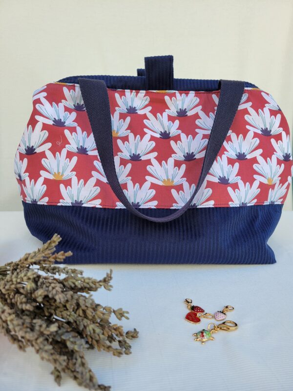 sac-fleurs6 Sacs à projets et accessoires pour tricot crochet broderie bleu avec des fleurs blanches