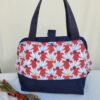 sac-fleurs8 Sacs à projets et accessoires pour tricot crochet broderie bleu avec des fleurs blanches