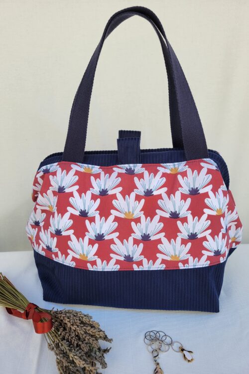 sac-fleurs8 Sacs à projets et accessoires pour tricot crochet broderie bleu avec des fleurs blanches