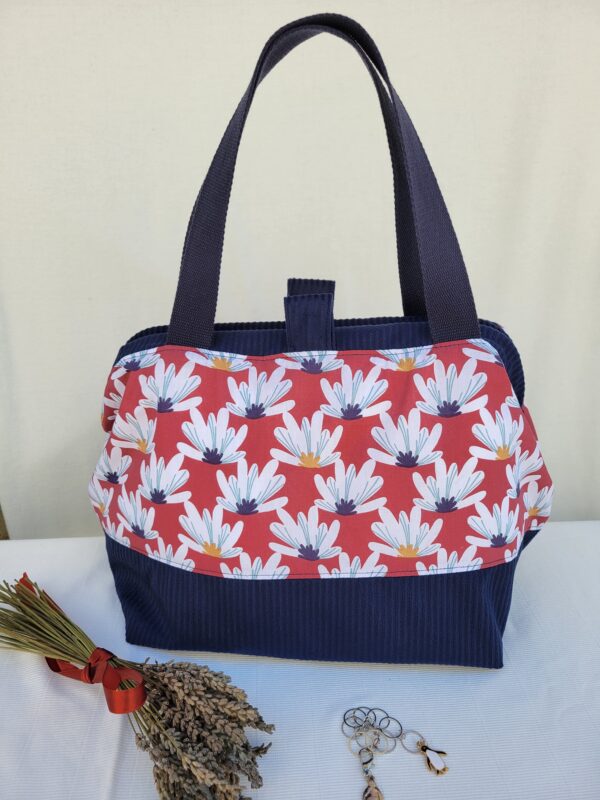 sac-fleurs8 Sacs à projets et accessoires pour tricot crochet broderie bleu avec des fleurs blanches