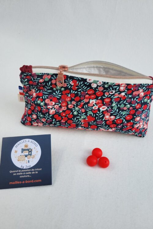 Trousse à accessoires pour le tricot crochet broderie, format moyen en tissu matelassé et coton fleuri cerise