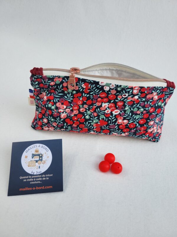 trousse-cerise1 Trousse à accessoires pour le tricot crochet broderie, format moyen en tissu matelassé et coton fleuri cerise