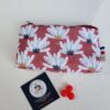 Trousse à accessoires pour le tricot crochet broderie, format moyen en tissu avec des fleurs blanches sur fond rouge et matelassé à l'intérieur