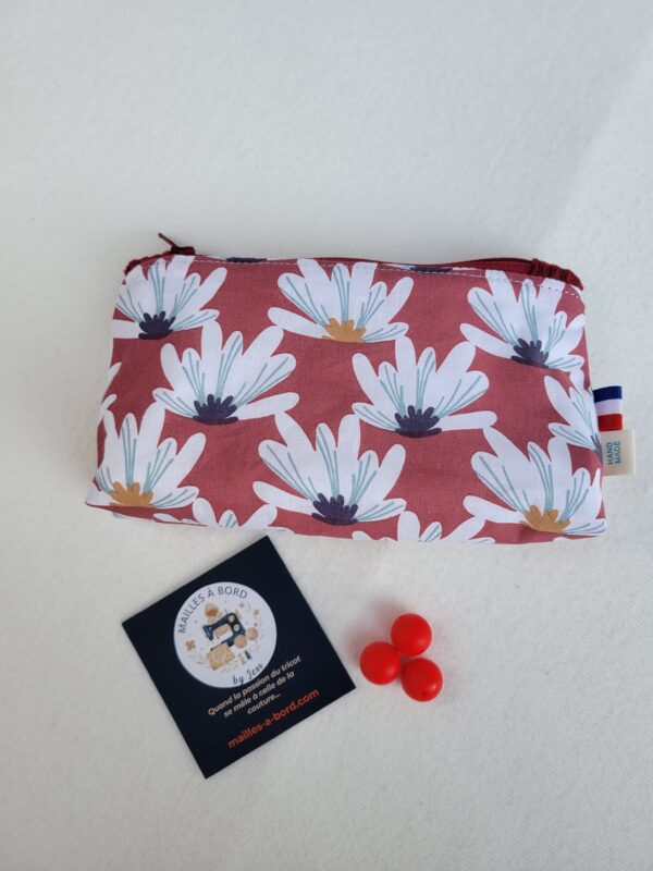 Trousse à accessoires pour le tricot crochet broderie, format moyen en tissu avec des fleurs blanches sur fond rouge et matelassé à l'intérieur