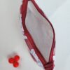 Trousse à accessoires pour le tricot crochet broderie, format moyen en tissu avec des fleurs blanches sur fond rouge et matelassé à l'intérieur