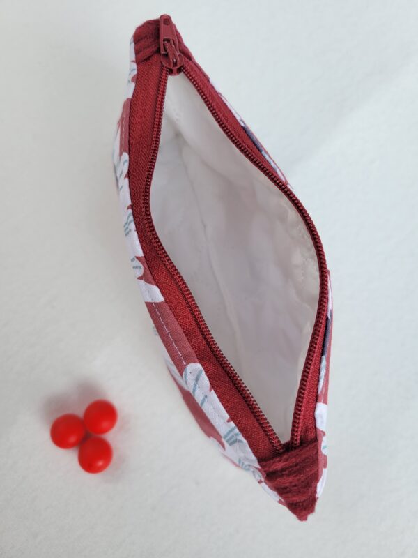 Trousse à accessoires pour le tricot crochet broderie, format moyen en tissu avec des fleurs blanches sur fond rouge et matelassé à l'intérieur