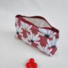 Trousse à accessoires pour le tricot crochet broderie, format moyen en tissu avec des fleurs blanches sur fond rouge et matelassé à l'intérieur