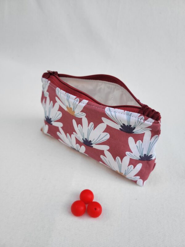 Trousse à accessoires pour le tricot crochet broderie, format moyen en tissu avec des fleurs blanches sur fond rouge et matelassé à l'intérieur