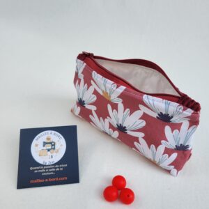 Trousse à accessoires pour le tricot crochet broderie, format moyen en tissu avec des fleurs blanches sur fond rouge et matelassé à l'intérieur