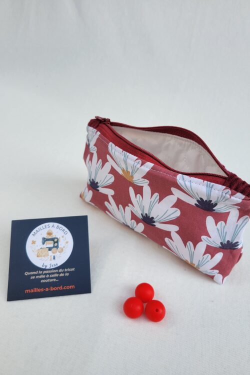 Trousse à accessoires pour le tricot crochet broderie, format moyen en tissu avec des fleurs blanches sur fond rouge et matelassé à l'intérieur
