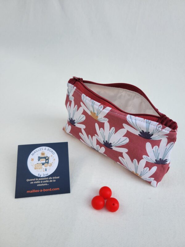 Trousse à accessoires pour le tricot crochet broderie, format moyen en tissu avec des fleurs blanches sur fond rouge et matelassé à l'intérieur