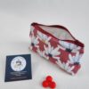 Trousse à accessoires pour le tricot crochet broderie, format moyen en tissu avec des fleurs blanches sur fond rouge et matelassé à l'intérieur